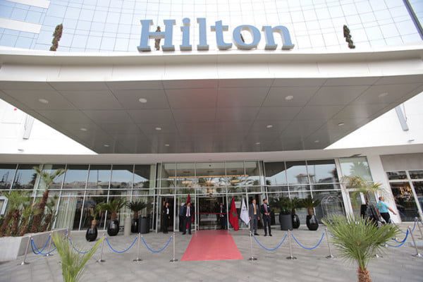 Hôtels : la marque Hilton prévoit d'ouvrir 15 nouveaux établissements au Maroc Entrée Hilton - Hôtels : la marque Hilton prévoit d'ouvrir 15 nouveaux établissements au Maroc